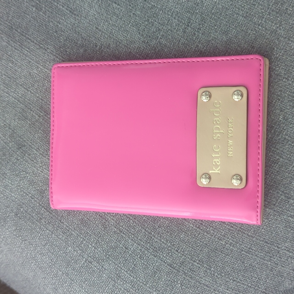 Kate Spade Wellesley pink patent passport holder - EUC